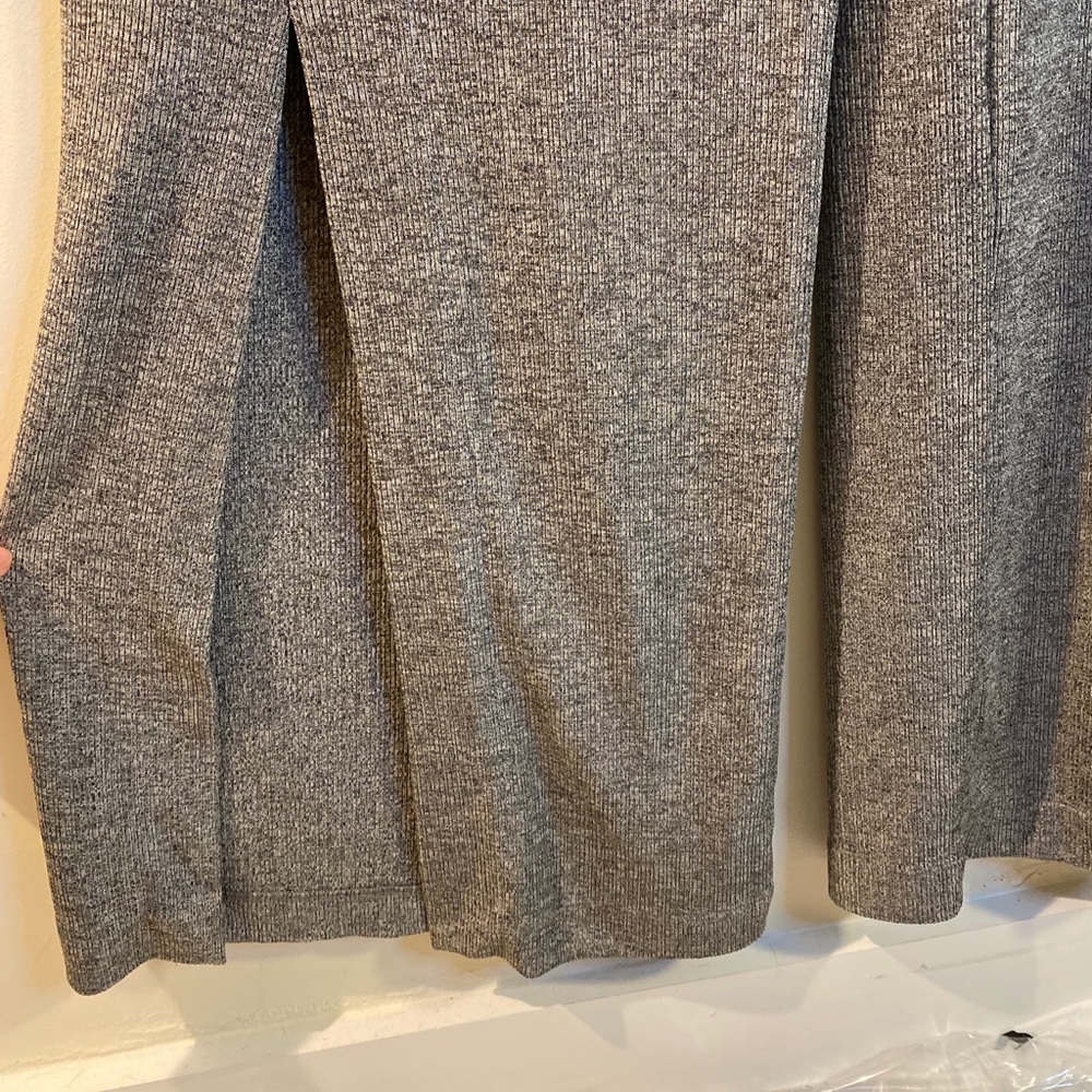 Cute stretchy jumpsuit ! With slit at the pant leg - Picture 3 of 4